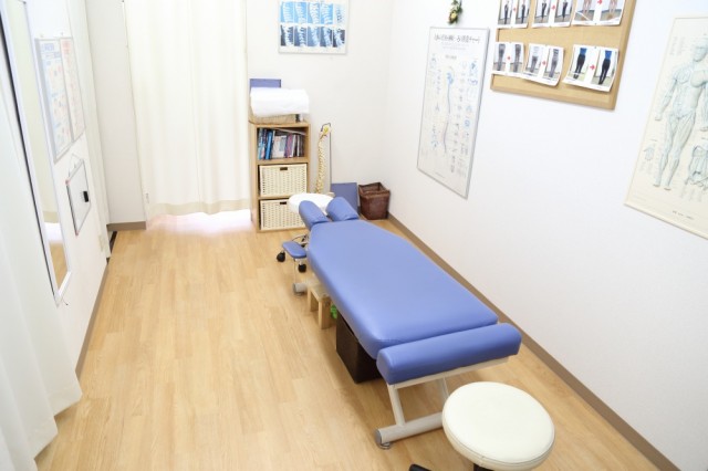 個室仕様の施術ルームでゆったり施術を受けられます